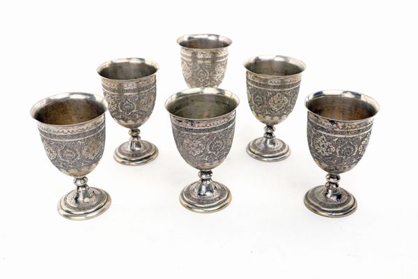 Sei bicchieri a calice in argento a basso titolo, manifattura orientale  - Asta Argenti Antichi e da Collezione - Associazione Nazionale - Case d'Asta italiane