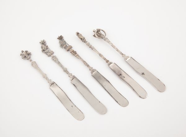 Cinque coltelli da burro in argento  - Asta Argenti Antichi e da Collezione - Associazione Nazionale - Case d'Asta italiane