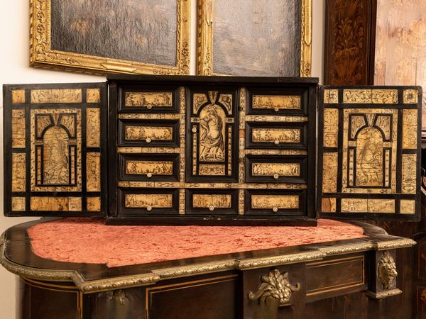 Importante monetiere listrato in legno ebanizzato  - Asta L'Arte di Arredare - Associazione Nazionale - Case d'Asta italiane