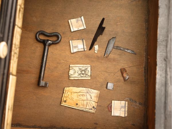 Importante monetiere listrato in legno ebanizzato  - Asta L'Arte di Arredare - Associazione Nazionale - Case d'Asta italiane