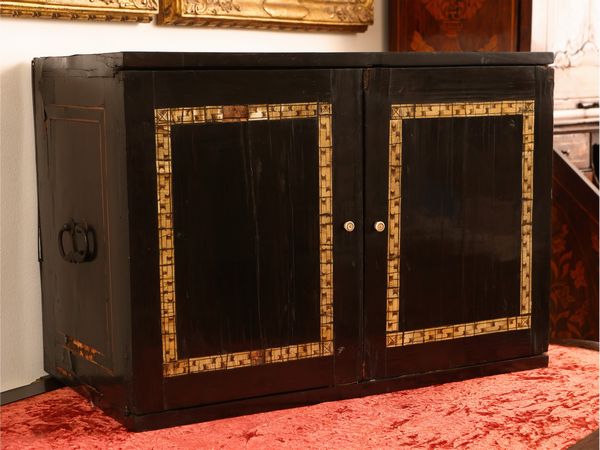 Importante monetiere listrato in legno ebanizzato  - Asta L'Arte di Arredare - Associazione Nazionale - Case d'Asta italiane