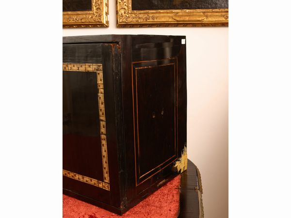 Importante monetiere listrato in legno ebanizzato  - Asta L'Arte di Arredare - Associazione Nazionale - Case d'Asta italiane