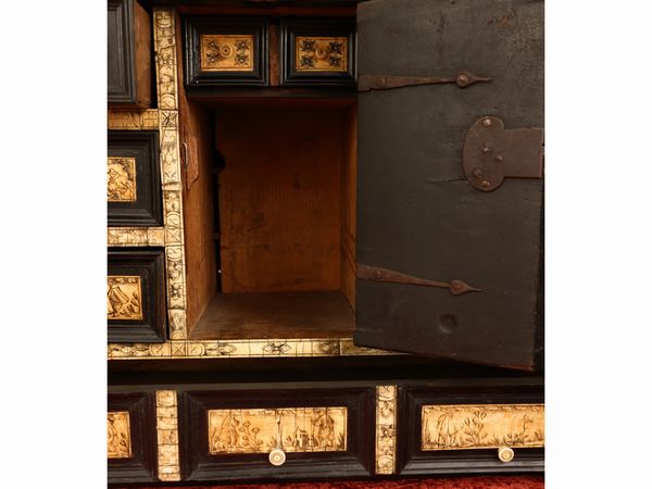 Importante monetiere listrato in legno ebanizzato  - Asta L'Arte di Arredare - Associazione Nazionale - Case d'Asta italiane