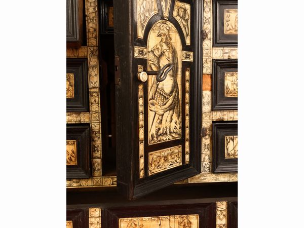 Importante monetiere listrato in legno ebanizzato  - Asta L'Arte di Arredare - Associazione Nazionale - Case d'Asta italiane