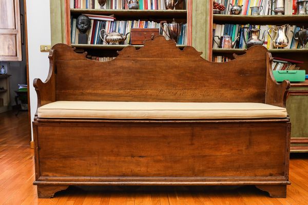 Panca rustica da ingresso in legno tenero  - Asta L'Arte di Arredare - Associazione Nazionale - Case d'Asta italiane