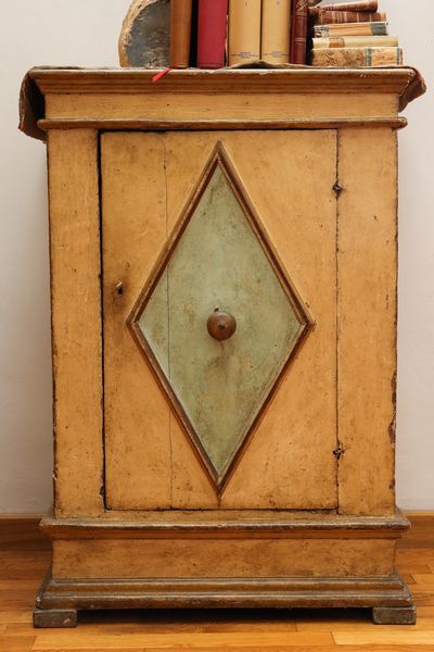 Piccola credenza in legno laccato color crema e verde acqua  - Asta L'Arte di Arredare - Associazione Nazionale - Case d'Asta italiane