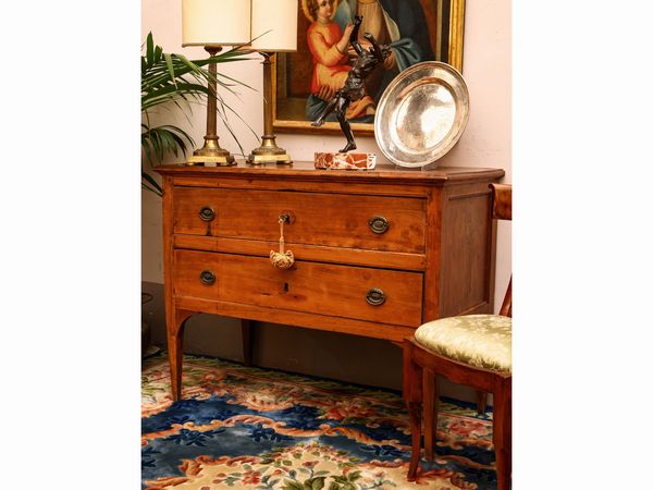 Piccolo cassettone in ciliegio  - Asta L'Arte di Arredare - Associazione Nazionale - Case d'Asta italiane