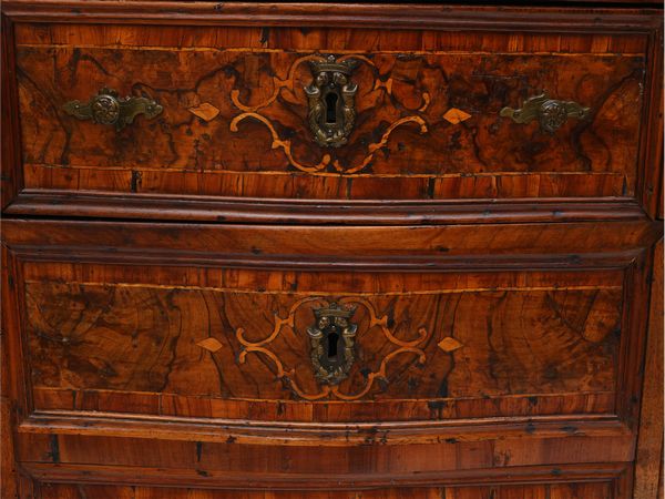 Piccolo stipo impiallacciato in radica di noce  - Asta L'Arte di Arredare - Associazione Nazionale - Case d'Asta italiane