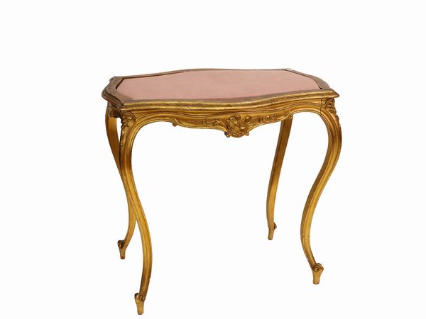 Tavolino da appoggio in legno intagliato e dorato  - Asta L'Arte di Arredare - Associazione Nazionale - Case d'Asta italiane
