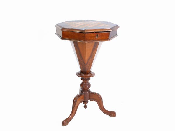 Tavolino da lavoro e da gioco a cornucopia in piuma e radica di noce  - Asta L'Arte di Arredare - Associazione Nazionale - Case d'Asta italiane