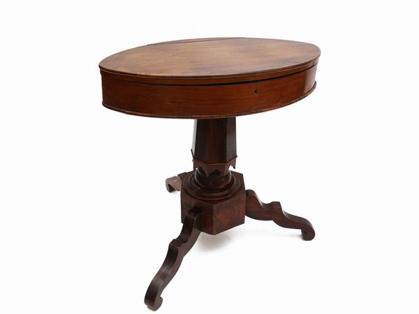 Tavolino impiallacciato in mogano  - Asta L'Arte di Arredare - Associazione Nazionale - Case d'Asta italiane