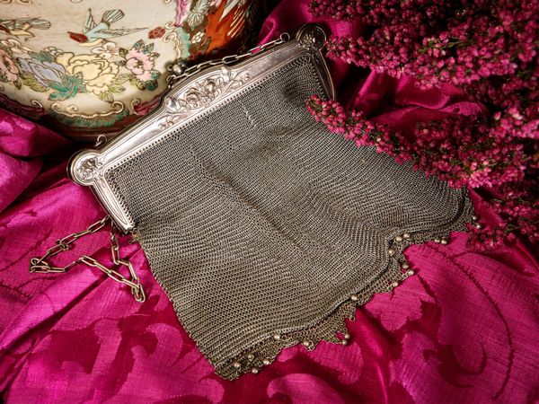 Borsetta in metallo argentato  - Asta L'Arte di Arredare - Associazione Nazionale - Case d'Asta italiane