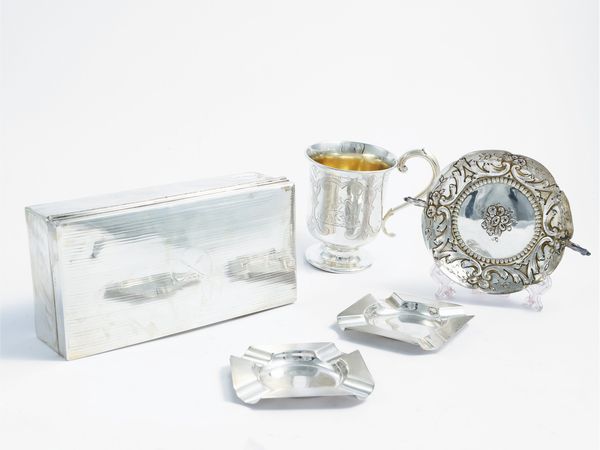 Lotto di argenteria inglese del XIX/XX secolo  - Asta L'Arte di Arredare - Associazione Nazionale - Case d'Asta italiane