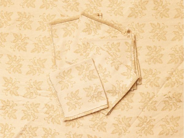 Tovaglia in tessuto damascato  - Asta L'Arte di Arredare - Associazione Nazionale - Case d'Asta italiane
