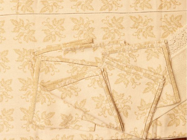 Tovaglia in tessuto damascato  - Asta L'Arte di Arredare - Associazione Nazionale - Case d'Asta italiane