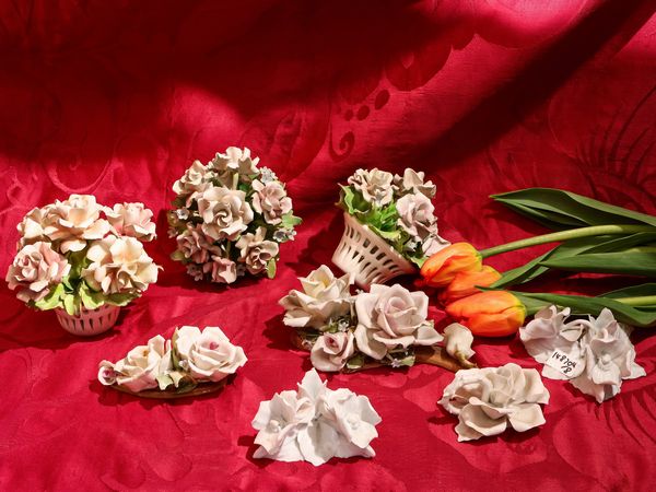 Assortimento di ornamenti floreali in ceramica per centrotavola  - Asta L'Arte di Arredare - Associazione Nazionale - Case d'Asta italiane