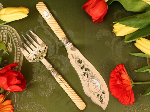 Coppia di posate da portata per pesce in metallo argentato  - Asta L'Arte di Arredare - Associazione Nazionale - Case d'Asta italiane