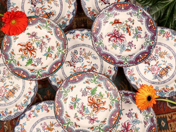Dieci piatti decorativi in terraglia  - Asta L'Arte di Arredare - Associazione Nazionale - Case d'Asta italiane