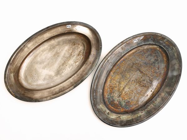 Due vassoi da portata in metallo argentato  - Asta L'Arte di Arredare - Associazione Nazionale - Case d'Asta italiane