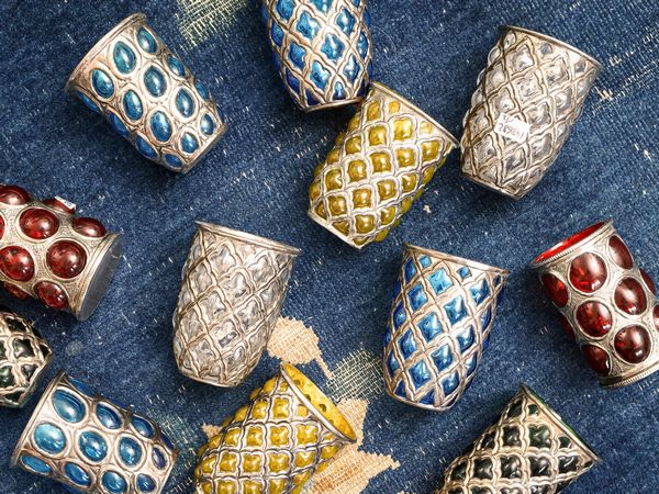 Serie di dodici bicchieri tubler in vetro colorato e metallo inciso  - Asta L'Arte di Arredare - Associazione Nazionale - Case d'Asta italiane