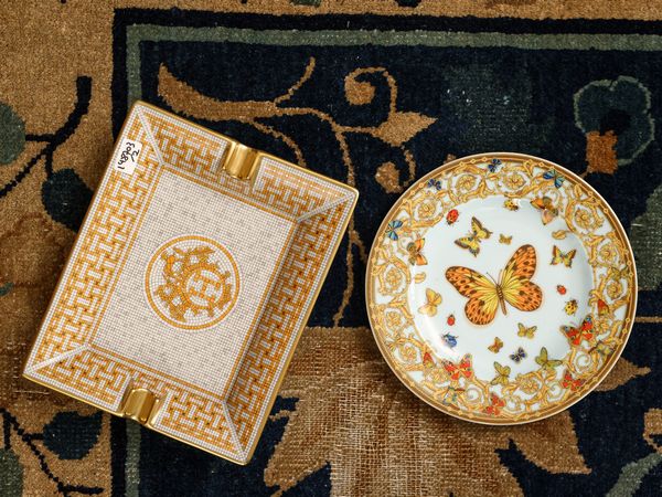 Due oggetti decorativi in porcellana, Herms e Versace  - Asta L'Arte di Arredare - Associazione Nazionale - Case d'Asta italiane