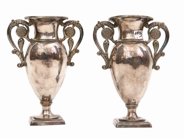 Coppia di piccoli vasi ad anfora in metallo argentato  - Asta L'Arte di Arredare - Associazione Nazionale - Case d'Asta italiane
