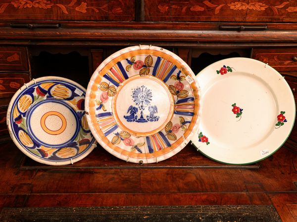 Tre piatti in maiolica popolare  - Asta L'Arte di Arredare - Associazione Nazionale - Case d'Asta italiane