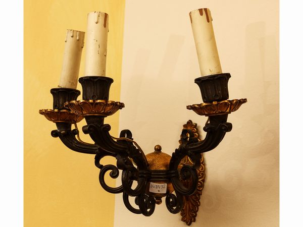 Candelabro da parete in bronzo dorato e patinato  - Asta L'Arte di Arredare - Associazione Nazionale - Case d'Asta italiane