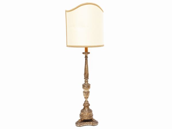 Torcera da terra in legno intagliato e dorato a mecca  - Asta L'Arte di Arredare - Associazione Nazionale - Case d'Asta italiane