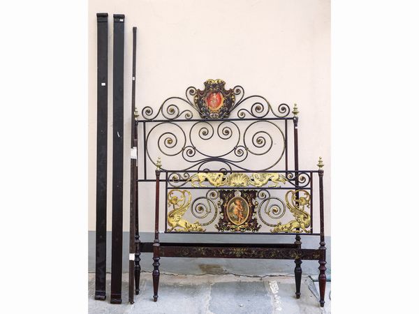 Bel letto singolo in ferro battuto ebanizzato e lumeggiato in oro  - Asta L'Arte di Arredare - Associazione Nazionale - Case d'Asta italiane