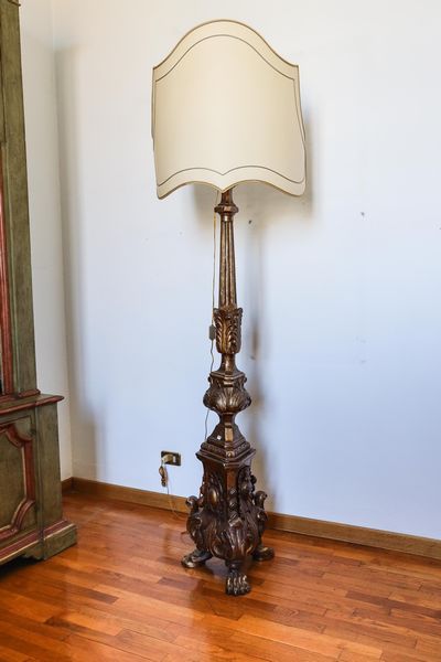 Torciera da terra in legno intagliato e dorato a mecca  - Asta L'Arte di Arredare - Associazione Nazionale - Case d'Asta italiane