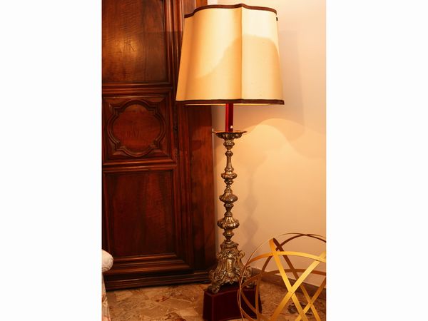 Torciera da terra in metallo argentato  - Asta L'Arte di Arredare - Associazione Nazionale - Case d'Asta italiane