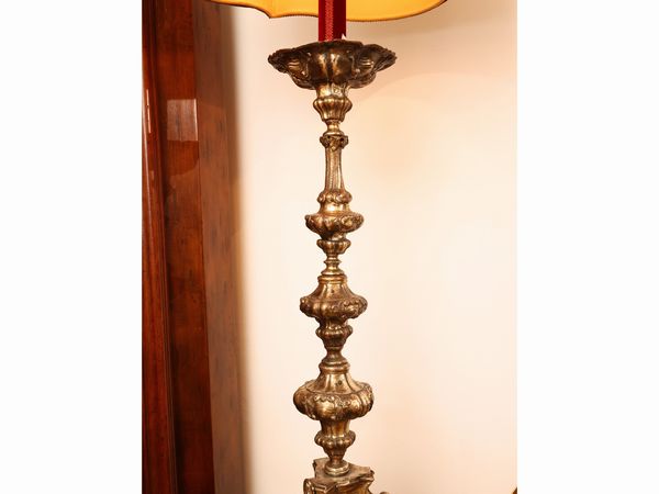 Torciera da terra in metallo argentato  - Asta L'Arte di Arredare - Associazione Nazionale - Case d'Asta italiane