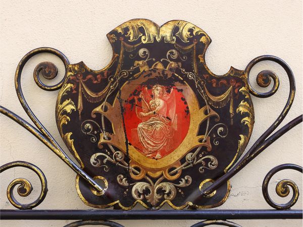 Bel letto singolo in ferro battuto ebanizzato e lumeggiato in oro  - Asta L'Arte di Arredare - Associazione Nazionale - Case d'Asta italiane