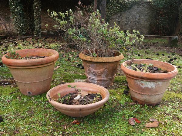 Tre vasi da giardino ed una ciotola in terracotta  - Asta L'Arte di Arredare - Associazione Nazionale - Case d'Asta italiane