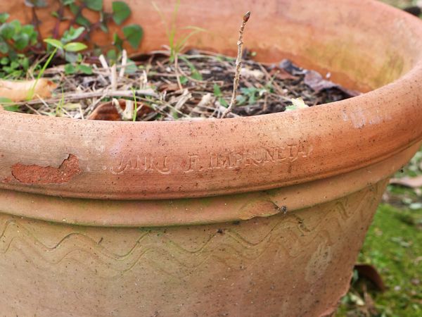 Tre vasi da giardino ed una ciotola in terracotta  - Asta L'Arte di Arredare - Associazione Nazionale - Case d'Asta italiane