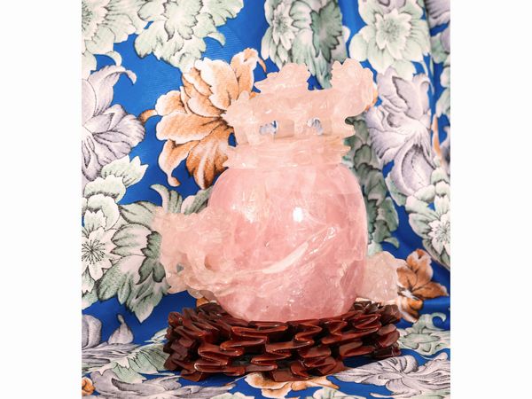 Scultura orientale in quarzo rosa  - Asta L'Arte di Arredare - Associazione Nazionale - Case d'Asta italiane
