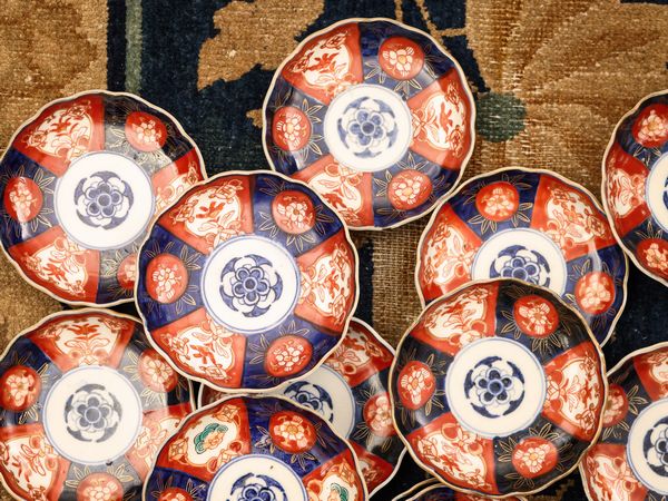 Serie di tredici coppette in porcellana Imari  - Asta L'Arte di Arredare - Associazione Nazionale - Case d'Asta italiane
