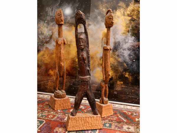 Tre figure tribali lignee, Arte africana  - Asta L'Arte di Arredare - Associazione Nazionale - Case d'Asta italiane