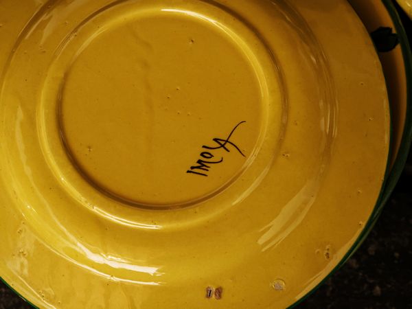 Servizio di piatti in trerracotta invetriata in giallo, Imola  - Asta L'Arte di Arredare - Associazione Nazionale - Case d'Asta italiane