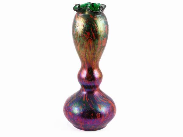 Vaso in vetro verde iridescente  - Asta L'Arte di Arredare - Associazione Nazionale - Case d'Asta italiane