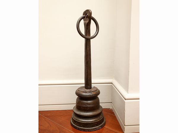 Antico fermaportone in ferro  - Asta L'Arte di Arredare - Associazione Nazionale - Case d'Asta italiane