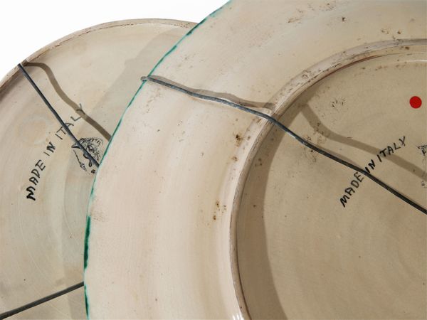 Coppia di piatti da parata in terracotta smaltata  - Asta L'Arte di Arredare - Associazione Nazionale - Case d'Asta italiane