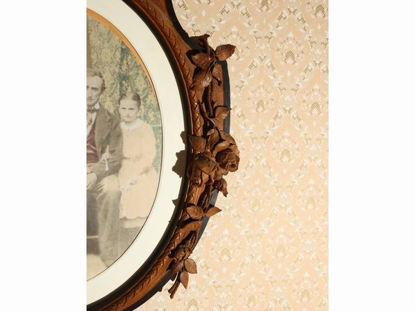 Cornice in noce intagliato  - Asta L'Arte di Arredare - Associazione Nazionale - Case d'Asta italiane