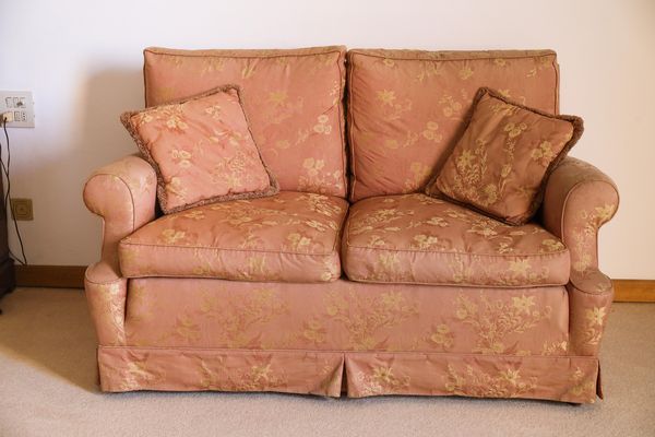 Divanetto a due posti imbottito e rivestito in broccato rosa antico  - Asta L'Arte di Arredare - Associazione Nazionale - Case d'Asta italiane