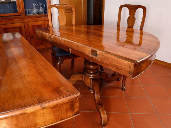 Grande tavolo da pranzo in noce e piuma di noce allungabile  - Asta L'Arte di Arredare - Associazione Nazionale - Case d'Asta italiane