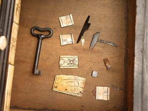 Importante monetiere listrato in legno ebanizzato  - Asta L'Arte di Arredare - Associazione Nazionale - Case d'Asta italiane