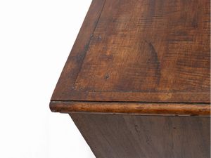 Piccolo stipo impiallacciato in radica di noce  - Asta L'Arte di Arredare - Associazione Nazionale - Case d'Asta italiane