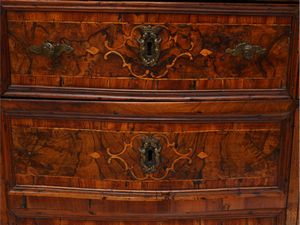 Piccolo stipo impiallacciato in radica di noce  - Asta L'Arte di Arredare - Associazione Nazionale - Case d'Asta italiane