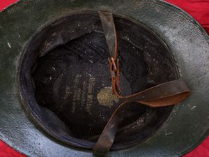 Elmetto da Ufficiale di Artiglieria da parata  - Asta L'Arte di Arredare - Associazione Nazionale - Case d'Asta italiane